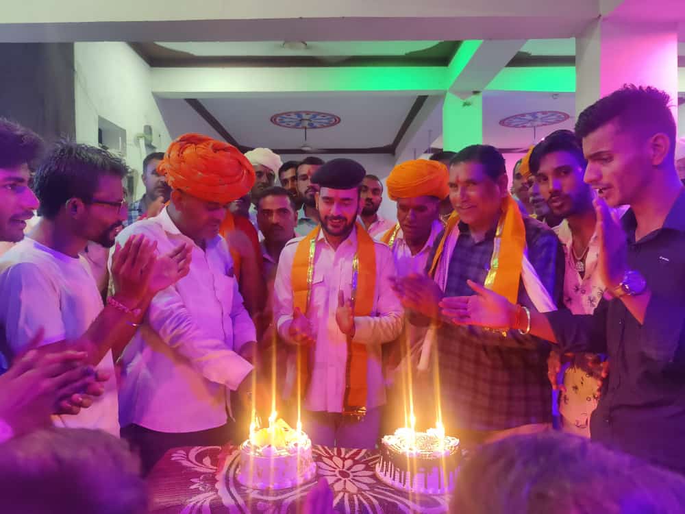 yogendrabjp11's tweet photo. विधान सभा क्षेत्र के अपने कार्यकर्ता रतन जी रेबारी के जन्मदिन के अवसर पर घर जानें का अवसर मिला ओर शुभकानाए दी व सभी साथियों के साथ सुखद अनुभव किया ।
#nathdwara

@BJP4Rajasthan @DrSatishPoonia @VasundharaBJP @Gulab_kataria @KumariDiya @ChouhanSirohi @Bjp4Rajsamand https://t.co/5CEOrhsjJ2