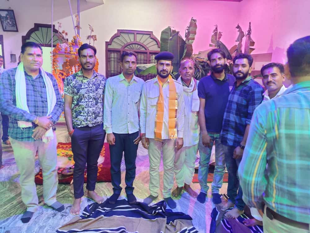 yogendrabjp11's tweet photo. विधान सभा क्षेत्र के अपने कार्यकर्ता रतन जी रेबारी के जन्मदिन के अवसर पर घर जानें का अवसर मिला ओर शुभकानाए दी व सभी साथियों के साथ सुखद अनुभव किया ।
#nathdwara

@BJP4Rajasthan @DrSatishPoonia @VasundharaBJP @Gulab_kataria @KumariDiya @ChouhanSirohi @Bjp4Rajsamand https://t.co/5CEOrhsjJ2