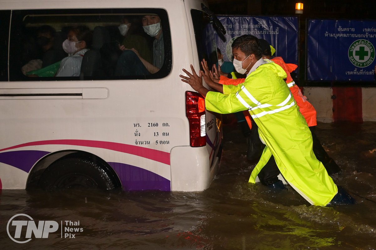 เราต่างรู้ว่า ไม่มีทางเลยที่จะแก้ #น้ำท่วม ให้หมดไปแบบ 100% ภายใน 4 ปี #ชัชชาติ เองก็ยอมรับข้อเท็จจริงนี้ เป็นภาระของเขา ที่ต้องทำปัญหาให้คลี่คลายให้ได้มากที่สุด ตามที่ได้หาเสียงไว้ 

แต่มีสิ่งหนึ่ง ที่ชัชชาติทำให้เห็นเป็นรูปธรรมได้อย่างดี นั่นคือการ "ร่วมทุกข์ ร่วมสุข" กับผู้คน