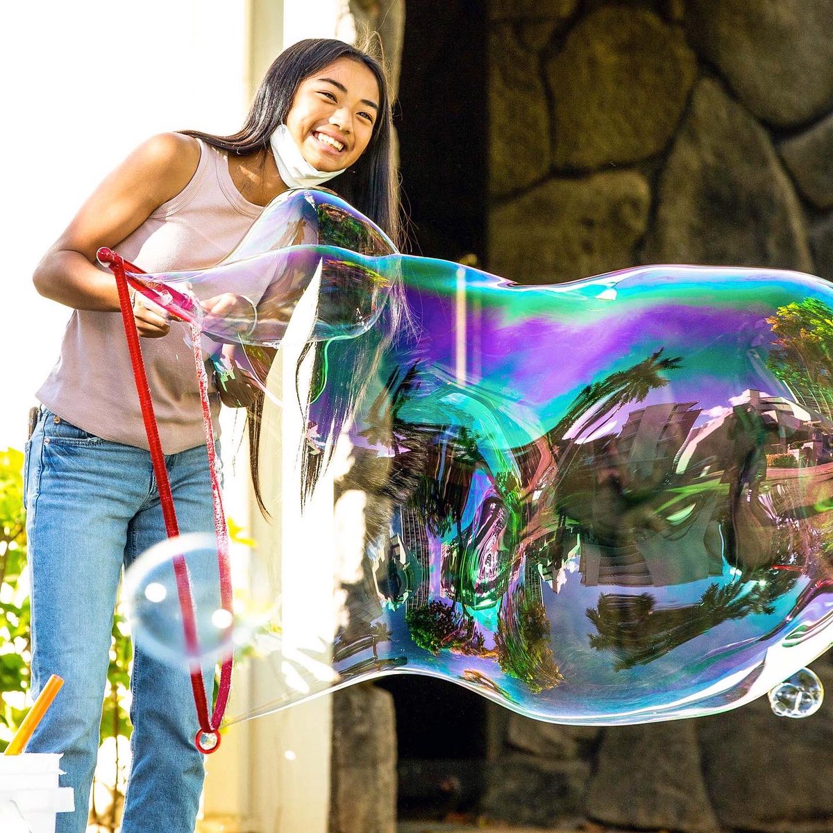 Iolani_School's tweet photo. What a wonderful way for our 7th-grade scientists to learn about making keen observations and to ponder experiment variables. #iolanioneteam #bubblelab #iolaniclassof2028 https://t.co/TIRT8InGSu