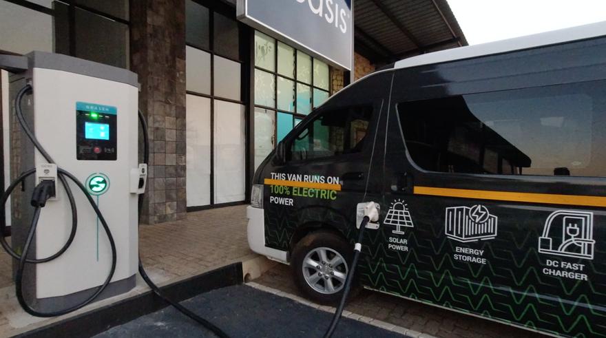 _ArriveAlive's tweet photo. No range anxiety with AEVERSA's fleet charging technology  https://t.co/Q1eZiwOSjK

#ArriveAlive #ChargingTechnology #AEVERSA @TruckAndFreight https://t.co/4zzGQrdZQU
