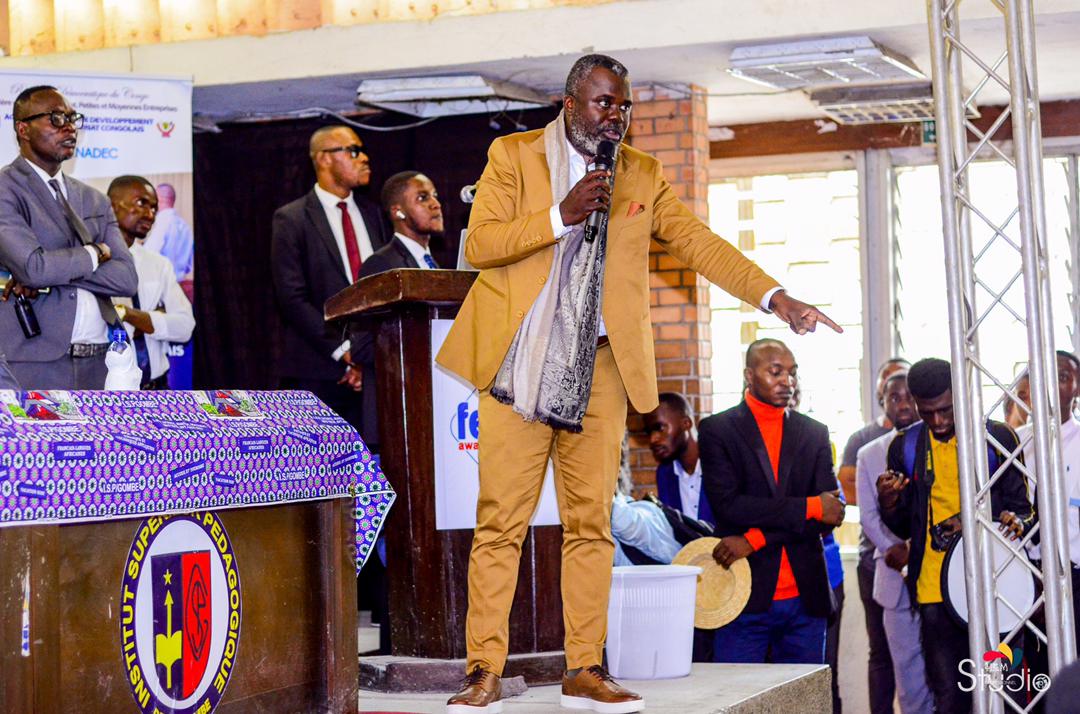 Mentir est un péché pour un enfant, une faute pour un adulte, un art pour un amoureux, un métier pour un avocat, une exigence en politique, une excuse pour un subordonné mais une question de survie pour un homme marié !

Est ce que na kosi?