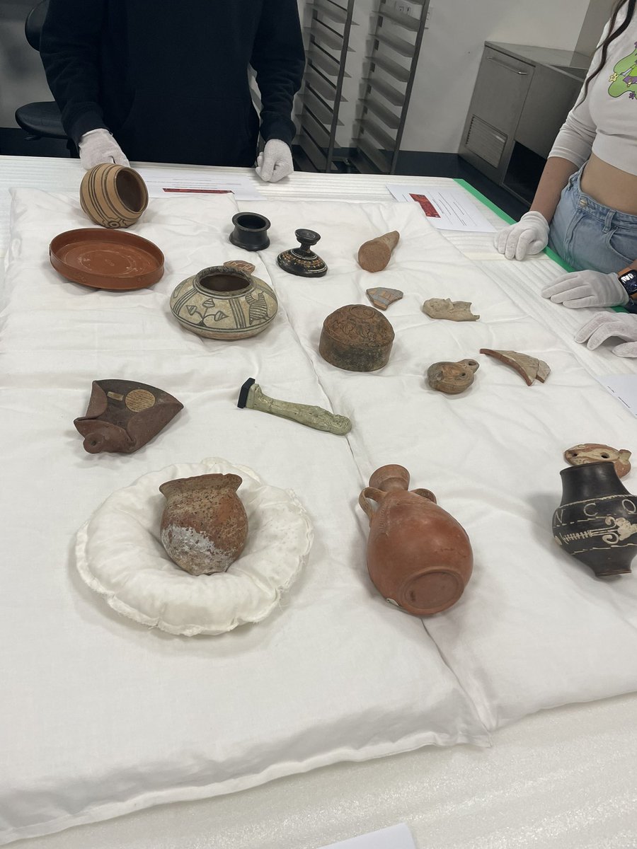 Macquarie_Uni's tweet image. This morning’s object handling workshop was awesome! Edward (blue top) led the students through how to carefully handle fragile objects and how to examine them for distinctive features, repairs, techniques, etc. @MacquarieMuseum #historyweek2022