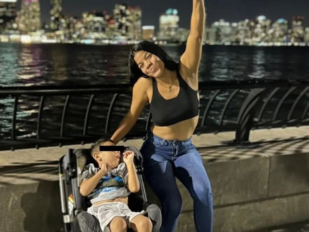 YanomamiSensual's tweet photo. Todos admiran a la Venezolana que cruzó el Darien con su hijo discapacitado, pero ignoran a Jordi Niño, un Venezolano becado a sus 18 años para estudiar medicina en Harvard, se graduó con honores y actualmente es uno de los médicos más importantes de USA.

¡Así estamos! https://t.co/3dDZLXF3ar