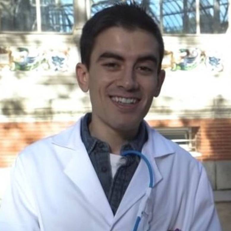YanomamiSensual's tweet photo. Todos admiran a la Venezolana que cruzó el Darien con su hijo discapacitado, pero ignoran a Jordi Niño, un Venezolano becado a sus 18 años para estudiar medicina en Harvard, se graduó con honores y actualmente es uno de los médicos más importantes de USA.

¡Así estamos! https://t.co/3dDZLXF3ar