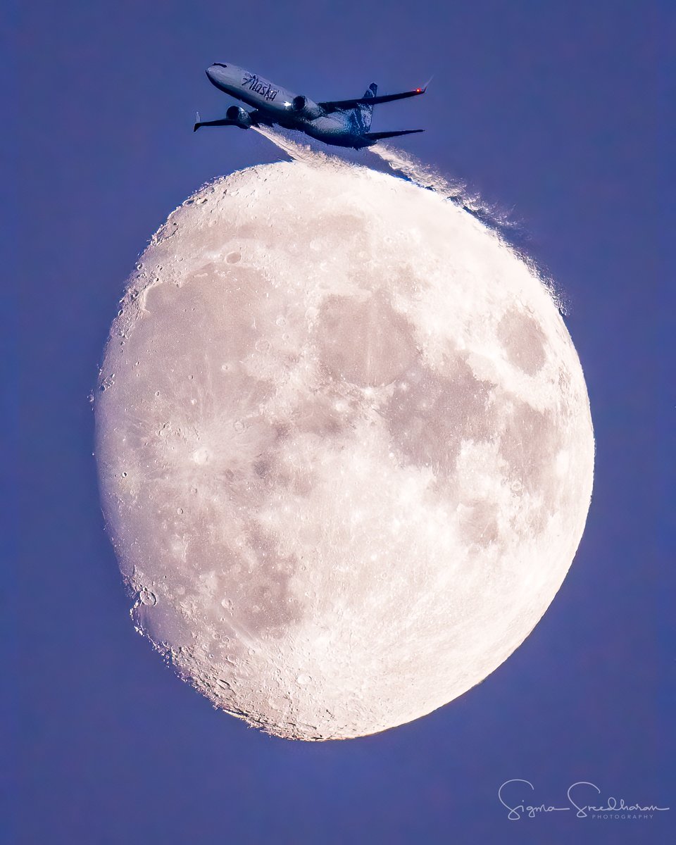 One more from tonight in #Seattle. Doesn't this @AlaskaAir flight look like it is taking off from the moon?