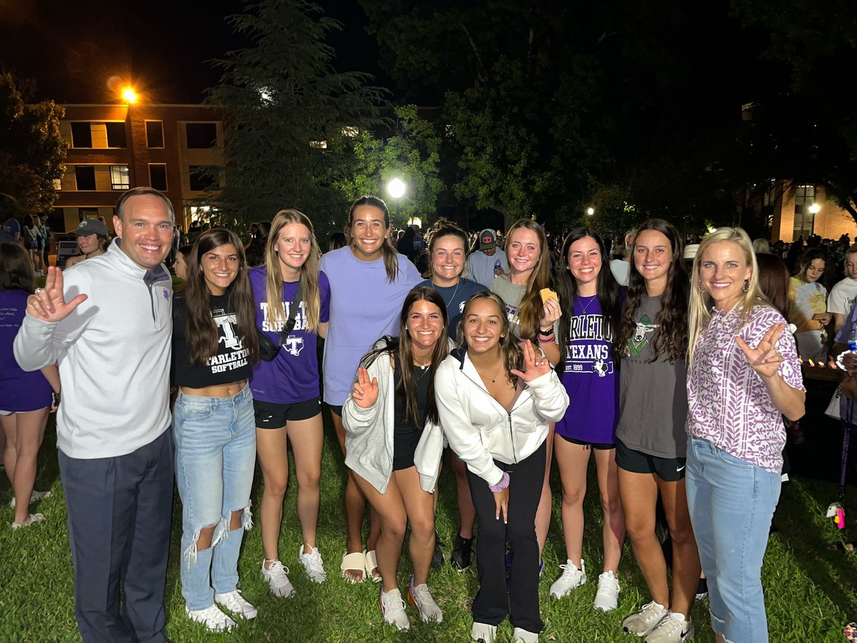 TarletonSB's tweet photo. S’mores at the Prez’s house 🔥🔥🔥 https://t.co/IenELdCe0r