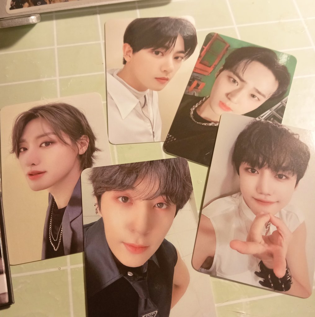 moarmywoluv's tweet photo. SCREAMING CRYING THROWING UP AHHH I GOT DONGHYUN AND MY BIAS LINE FOR THE POBS OMGGG THANK YOU @hwazikyu FOR THE GO 🥺🥺😭😭 #LLproofs https://t.co/KdWpEXYFJd