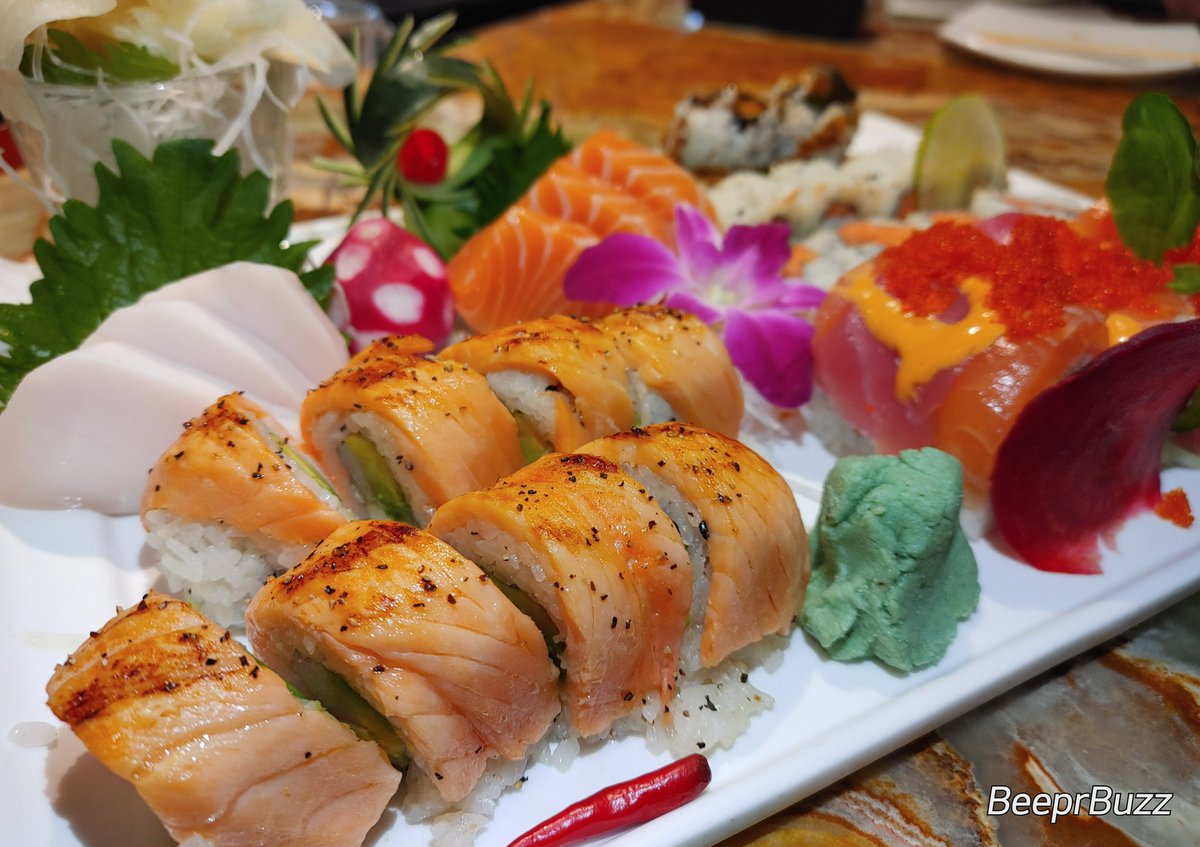 BeeprBuzz's tweet photo. I don't post about Ziki enough🍣 In @annaptowncenter #BeeprBuzzPick sushi #Annapolis! Kelly is the best!❤

I get my favs, Kelly Roll, Ocean City, Bam Bam.This time, I tried Shawn Roll: Yellowtail, 🥑, cucumber, prawn, jalapeno, spicy mayo, w/salmon, tuna, &amp; flying fish roe.💯😋 https://t.co/wNHRcsWO8b