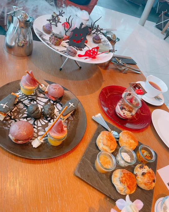 そういやこの間友達とハロウィンアフタヌーンティー行ってきたんだけど、また行きたいー!!来月行くけど 