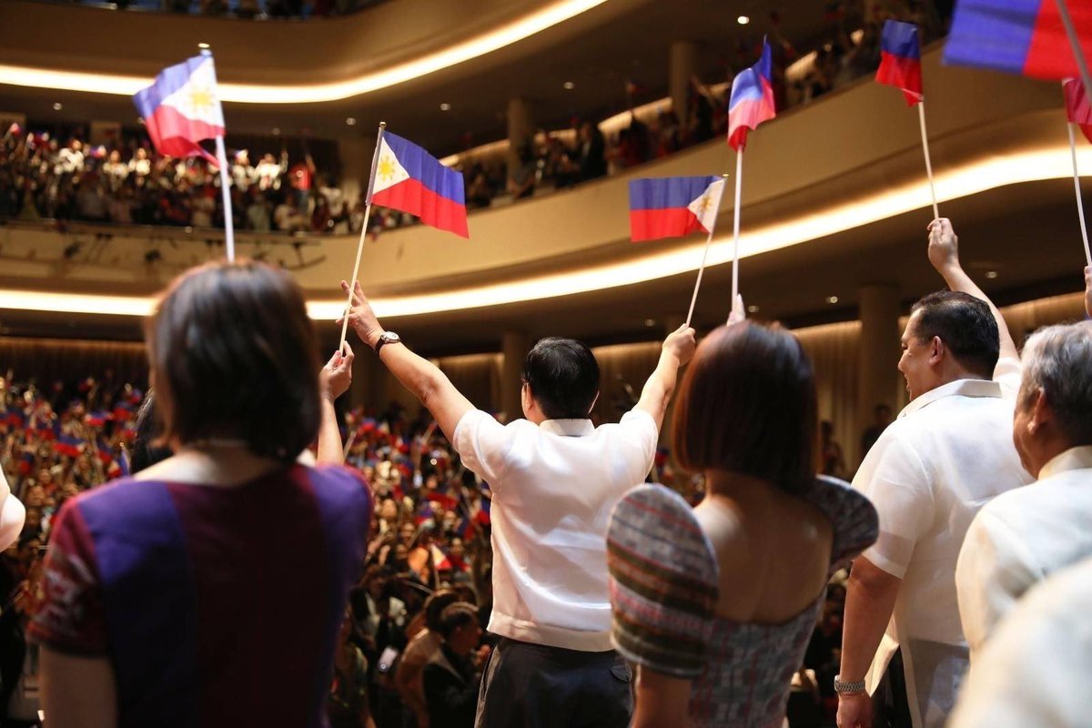 bongbongmarcos's tweet photo. Kahapon ay masaya tayong sinalubong ng ating mga kababayang OFW sa ating pagdating sa bansang Singapore. 

Kasama ang mga miyembro ng ating gabinete, inilahad natin ang ilan sa mga hakbangin upang mabigyan ang mga OFWs ng mas maraming oportunidad. https://t.co/k6BPAsqVpD