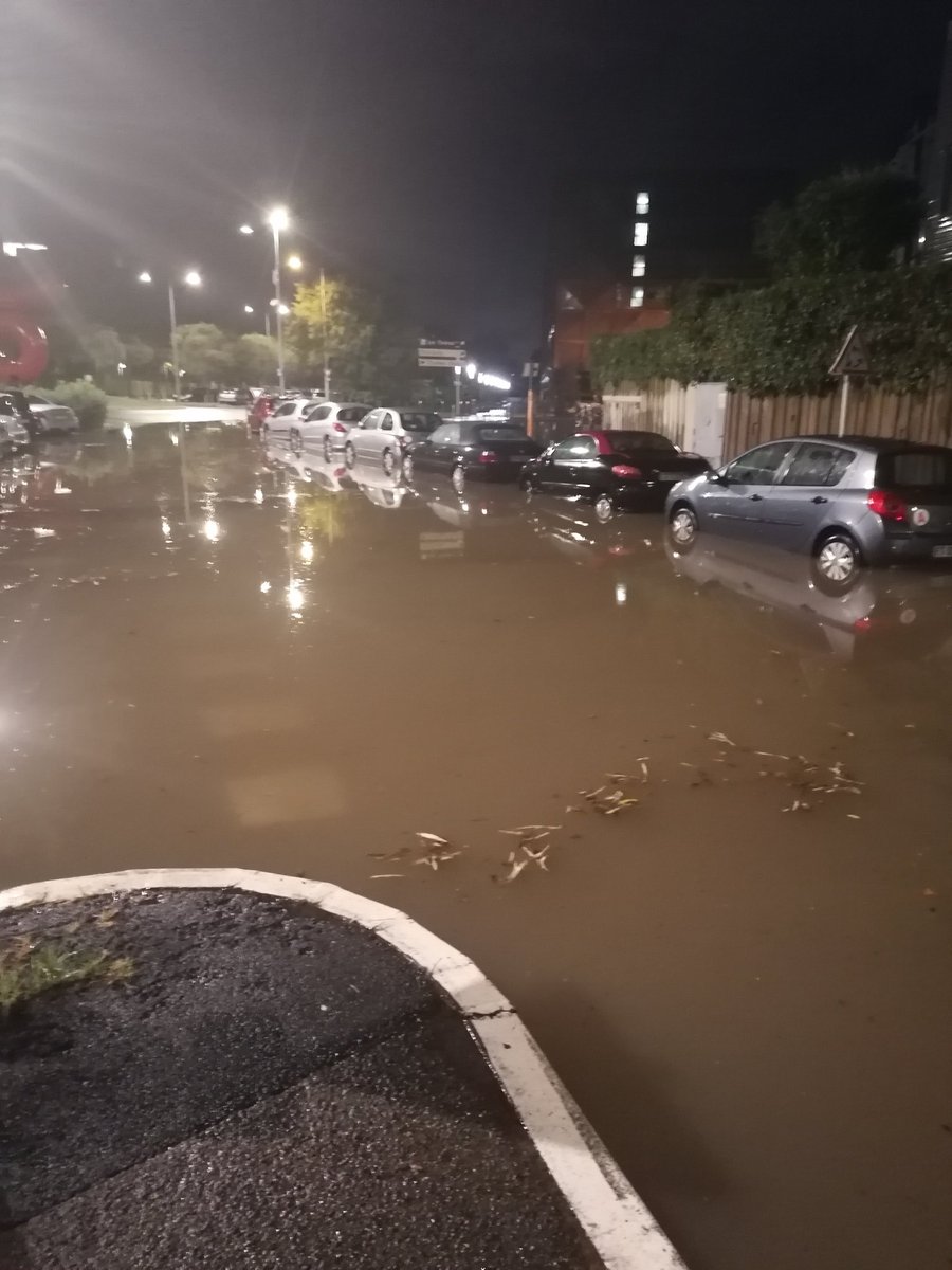 AdrienFour's tweet photo. A la suite de l'#orage diluvien qui a concerné #Montpellier, de nombreux #ruissellements sont observés sur les points bas habituellement inondés. Le #Verdanson est sorti de son lit. De fait, de nouveaux débordements du #Lez ne sont pas exclus. Prudence dans vos déplacements. https://t.co/gqIQ1pbfMt