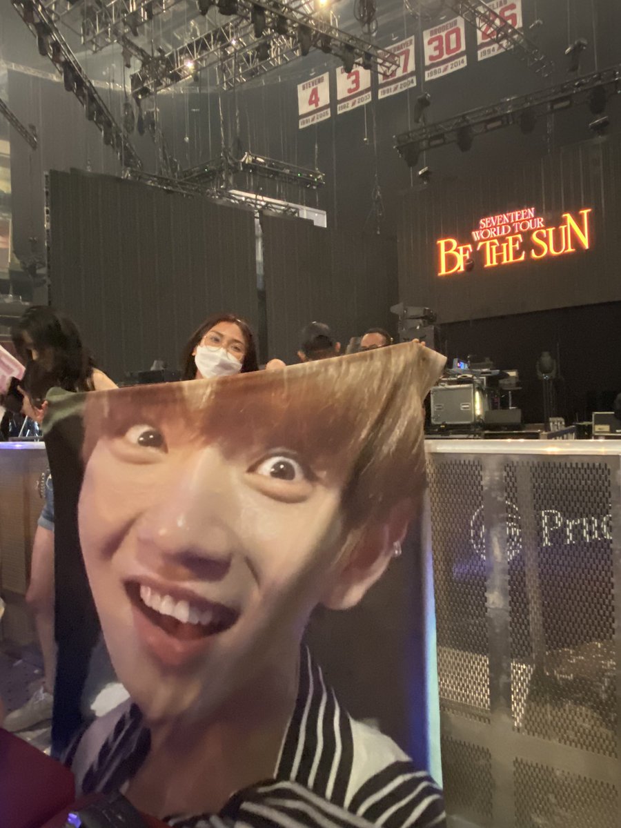 pebbleshuji's tweet photo. thank you seungkwan for snatching that joshua blanket (and my heart HAHA) 😭 now i won’t be able to sleep at all 😭 #BeTheSuninNewark #SVTinNEWARK #SEVENTEEN https://t.co/HDDQ6fMOx3