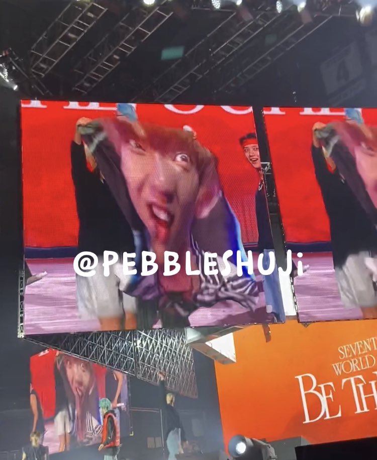 pebbleshuji's tweet photo. thank you seungkwan for snatching that joshua blanket (and my heart HAHA) 😭 now i won’t be able to sleep at all 😭 #BeTheSuninNewark #SVTinNEWARK #SEVENTEEN https://t.co/HDDQ6fMOx3