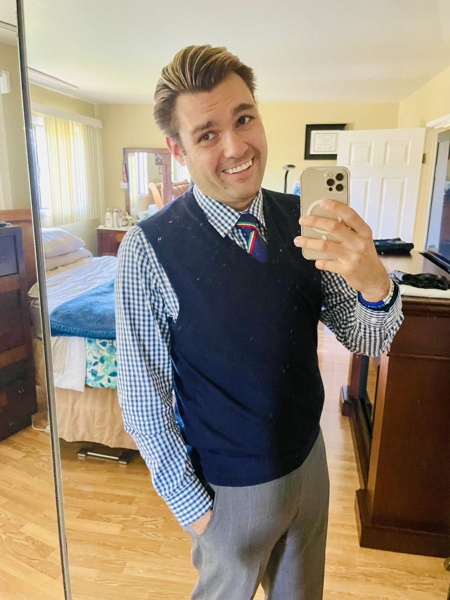 MrCastro112's tweet photo. #112Leads #Gratitudes 🧡
9/6/2022
1. My new sweater vest. Love the look and comfort! 👔
2. @BreneBrown’s #GiftsOfImperfection. On my list for a while and so happy I took it out and started reading/listening to it.
3. An evening walk to end my day and practice #SelfCare 🙌🏼 https://t.co/NbP1rG4SaO