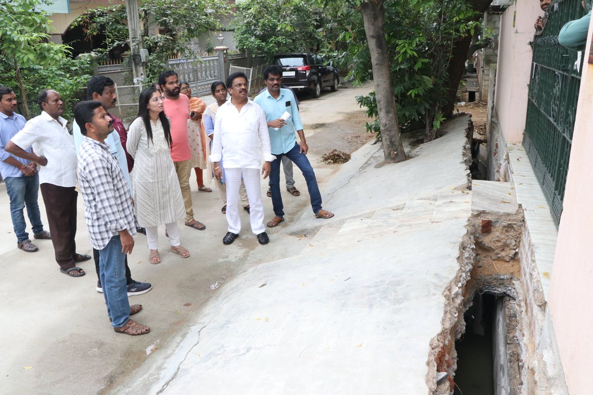 MCTTirupati's tweet photo. Commissioner Miss Anupama Anjali, Corporater Sekhar Reddy visited 42 ward Ramachandra nagar, Dearakanagar, santhi nagar Areas with health and engineering staff.
#Mct #Turupati #Sanitation #CleanIndia #SwachhBharat https://t.co/zSrprUui6y