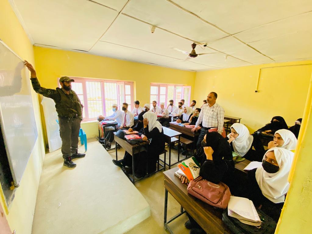 Jamal3936's tweet photo. #Indianarmy organised a Lecture on job opportunity for girls at Government Higher Secondry School. Various schemes were discussed including their entry procedures. Students &amp; individuals participated in the lecture.
@RadioChinar

@GulzaarKash https://t.co/XYx8IBWFd5