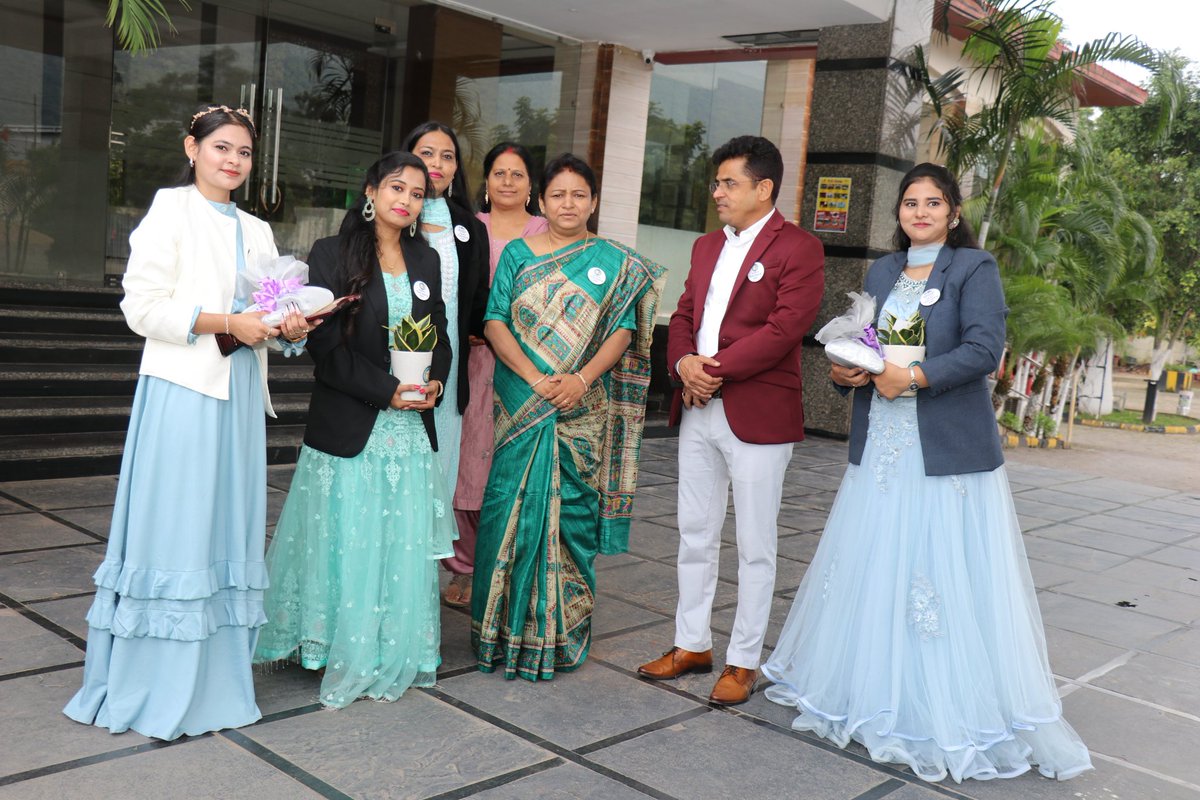 KidsInternatio5's tweet photo. Glimpses of Teachers'Day - 2022 grand celebration in The Wave International. #Ms_Nirmala_Kumari_Bareliya, #DEO (#District_Education_Officer) #eastsinghbhum  Jamshedpur joined as the #Chief_Guest and #Mr_Hassan_Imam_Mallick, #Senior_International_Handball_Coachas #Guestofhonor https://t.co/EtuxwllDri