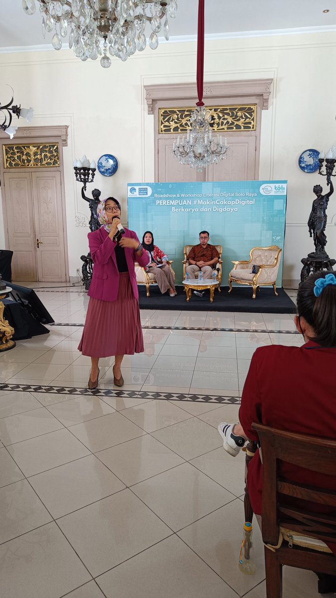 Emak2Blogger's tweet photo. Mak @neyrhiza selalu semangat kalau lagi nyampaiin materi 😍😍

Yuk mak, yg mau nyimak ttg etika dalam dunia digital bisa meluncur ke zoom ya https://t.co/GbMeXcTYGF

#KEBxSiberkreasi #MakinCakapDigital https://t.co/PZOFPWzBWd