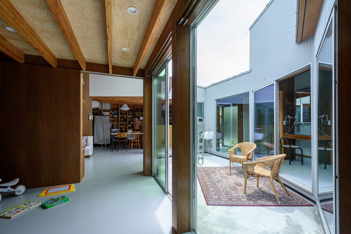 archiphoto's tweet photo. 葛島隆之、愛知の住宅「7部屋のコートハウス」
SNSで多くの情報を集める施主の為に計画。様々な期待の具現化と街との繋がりの両立を目指し、要望を考慮した7つの部屋が周辺環境の成り立ちとも呼応する構成を考案。余白としての中庭は様々な距離感や領域の形成にも寄与
©事務所撮影
詳細リプ欄🔗から https://t.co/4a2OA3W1rT