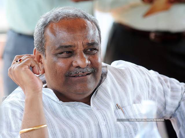 8 ಬಾರಿ ಶಾಸಕರಾಗಿ, ಸಚಿವರಾಗಿ ಕಾರ್ಯನಿರ್ವಹಿಸಿದ್ದ ಉಮೇಶ್ ಕತ್ತಿ ಅವರು ಹೃದಯಾಘಾತದಿಂದ ನಿಧನರಾಗಿರುವುದು ಕೇಳಿ ದುಃಖವಾಯಿತು. ರಾಜಕೀಯದಲ್ಲಿ ಮಹತ್ವಾಕಾಂಕ್ಷೆ ಹೊಂದಿದ್ದ ನಾಯಕನ ಅಕಾಲಿಕ ಮರಣ ಆಘಾತಕಾರಿ. 

ಅವರ ಆತ್ಮಕ್ಕೆ ಶಾಂತಿ, ಪರಿವಾರದವರಿಗೆ ಅಗಲಿಕೆ ನೋವು ಸಹಿಸುವ ಶಕ್ತಿಯನ್ನು ಭಗವಂತ ಕರುಣಿಸಲಿ