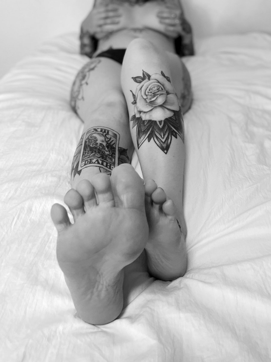 MommyMandyOF's tweet photo. #feetworship #feetfinder #feetpicsforsales #Feet #tattooedfeet #feetmama @Feetfinder @FeetPics @feetparade @Maturefootlover https://t.co/5EEZZ3E8WS