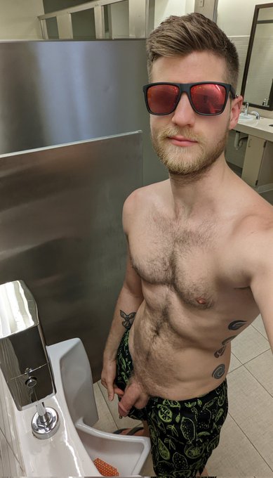 Would you look over?! ? #gays #gaycock #gayexhib #gayotter #gaypublic https://t.co/xgsG9KvzYD