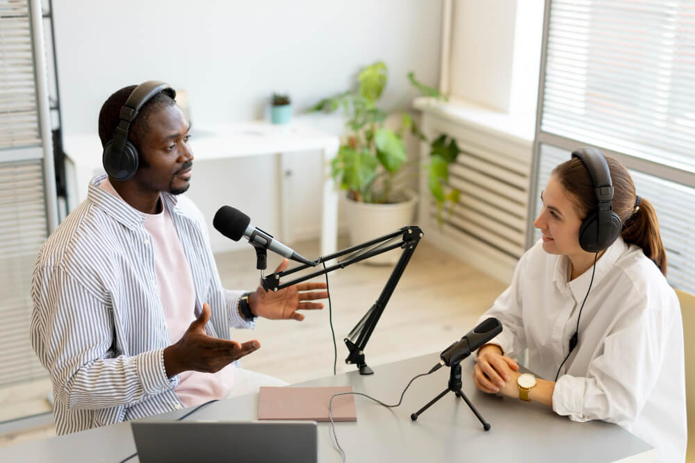lourdes_tumbaco's tweet photo. El podcast es un contenido en audio, disponible a través de un archivo o streaming. La ventaja del podcast es que es un formato bajo demanda; el usuario lo escucha cuando desea hacerlo. @SimIntegrado @jpaguayb https://t.co/ckrqtO1d4M