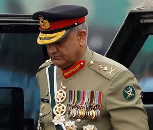 Jamal3936's tweet photo. One thing is not understood, that in all the wars Pakistan has fought with India till now, Pakistan has to
face defeat, then why these home guards have kept so many #Medals. ��
#PakistanSharmindaHai 
#PakArmyRuinedDemocracy 
#ZinakhorPakArmy
#EmergencyInPakistan
#RapistPakArmy https://t.co/QtQoorf59I
