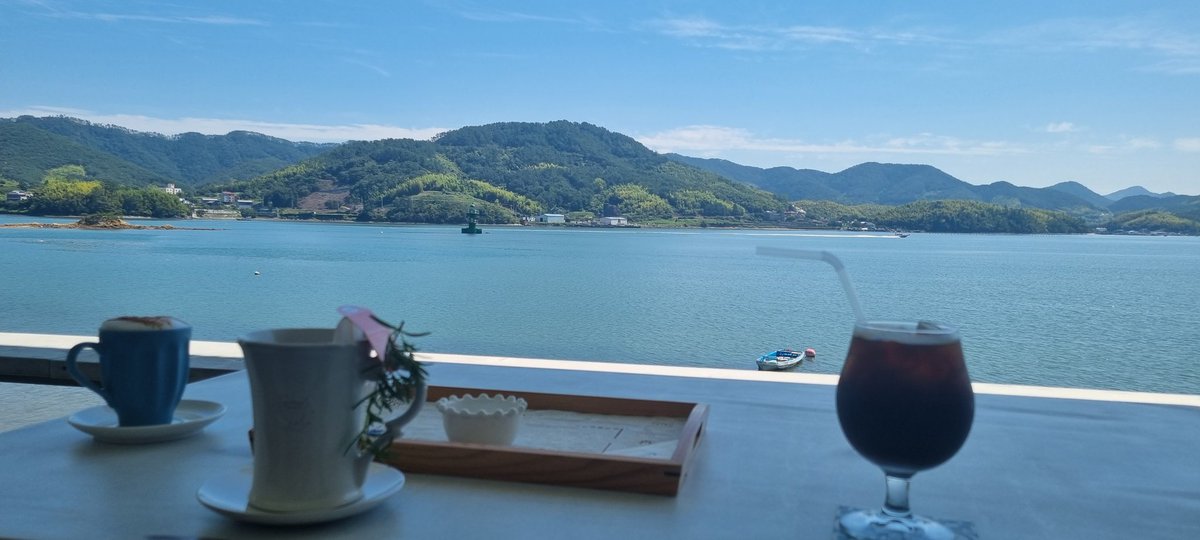 너무나 여유로운 커피숍..

태풍후..  긴장했던 마음을 녹이며..

아야~~하고있는 몬내미랑..

눈치 존나게없는 ㅅㅂ 처제랑..