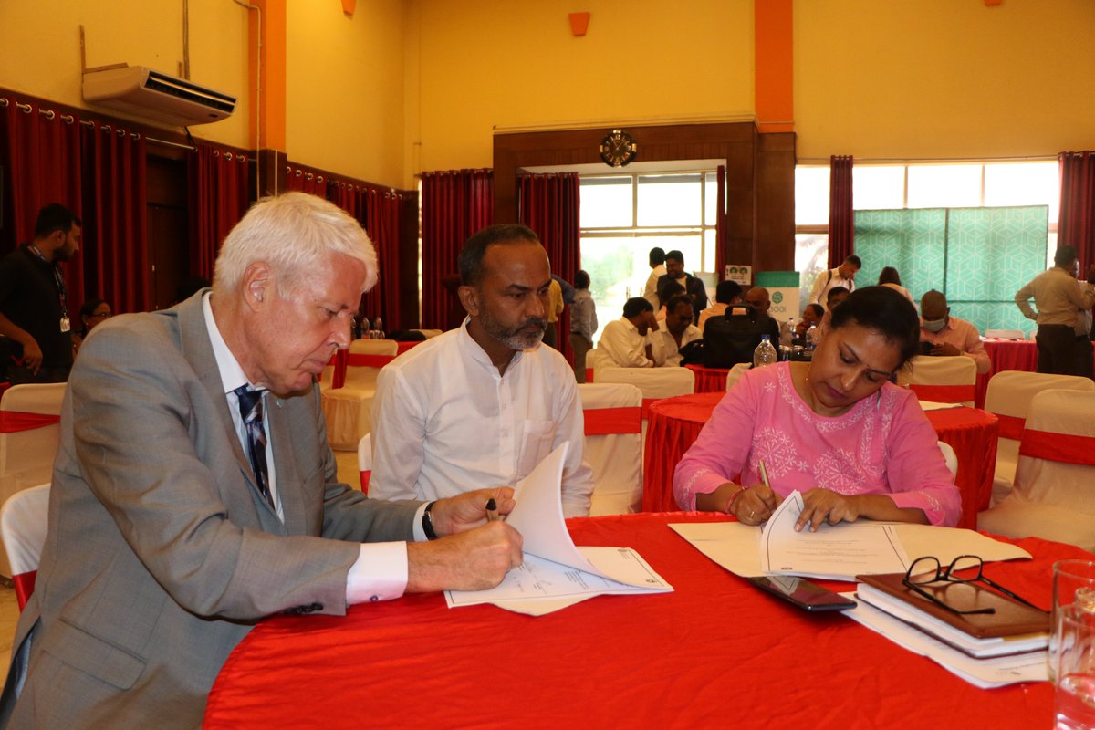 gggi_nepal's tweet photo. August 31, 2022 
An MOU was signed between Dr. Lasse Ringius, Country Representative, GGGI, and Dr. Namrata Singh, Secretary, Ministry of Land Management, Agriculture and Cooperative, Madhesh Province. 
 #CSAProject #GoN #KOICA #Madesh_Province #GGGINepal #GNI https://t.co/PDAmQmXzZz