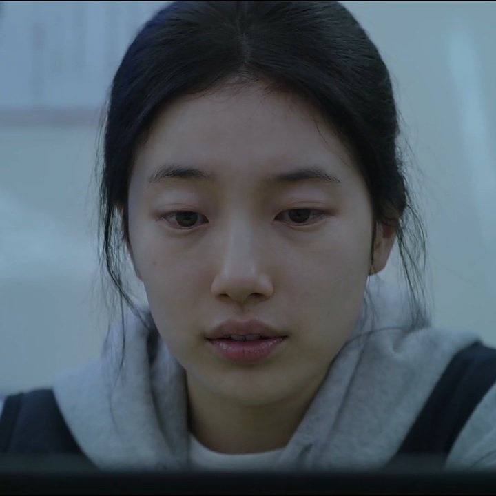 xeepixee's tweet photo. Di versi terbaru #Anna #AnnaEp2 banyak bgt scene yg blum aku tonton. Makin dikasih liat gmna tersiksanya yumi kerja sama hyunjoo. Nontonnya jd cape bgt liat yumi😭 suzy sangat luar biasa https://t.co/Jb2jsbxZLH