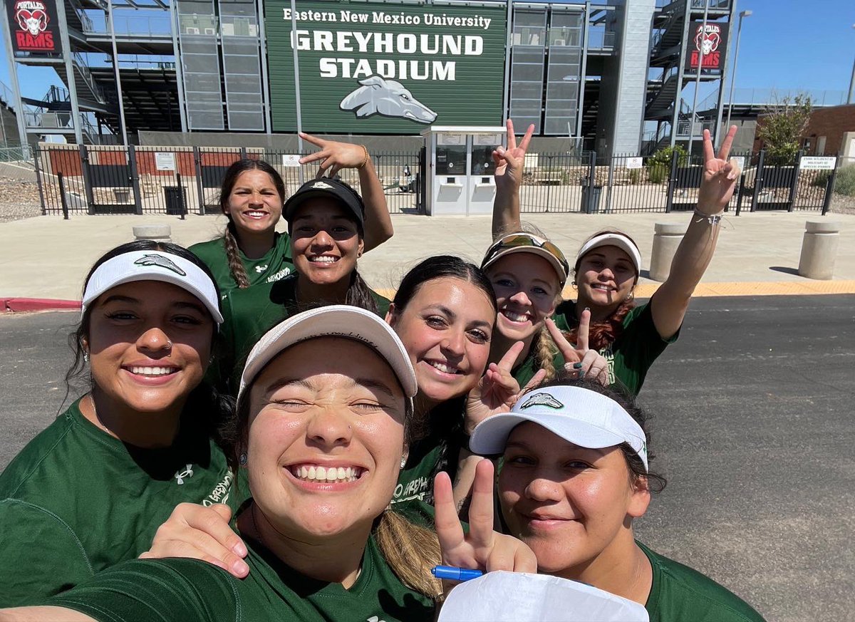 ENMUSoftball's tweet photo. HOUND FAMILY 🐾💚 #ALLIN #ENMUSB #OHANA https://t.co/JytoM3GNZp