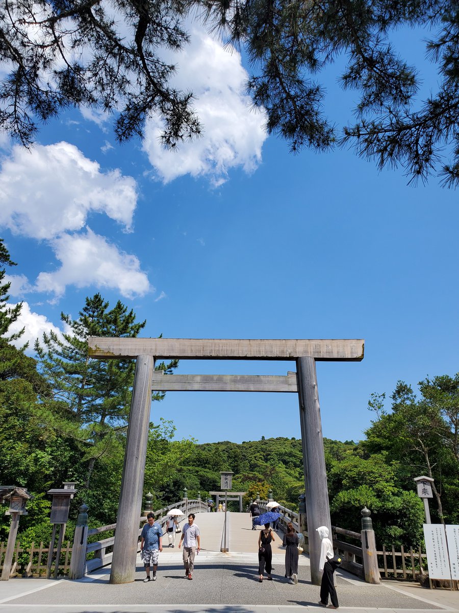 (episode101)A former shrine maiden introduces the shrine._ISE JINGU
I was a maiden, Miko of Osakajyo castle's shrine. I also like visiting and taking photos of Shrines. I will sometimes  introduce them here.The first is Ise Jingu Shrine.  facebook.com/KATARIBEharmon…