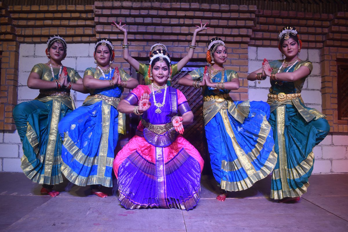 shilparamamhyd's tweet photo. kuchipudi dance performance by Dr. Nirmala Visweswararao, Nirmala Natyanikethan..6.9.2022
#kuchipudidance #sareemela #shilparamamevents #hydevents #shilparamam #madhapur #hyderabad https://t.co/WWrLlNXe76