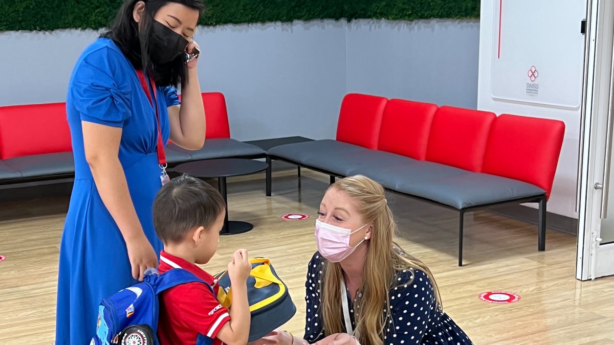 SwissIntl's tweet image. "Every day is a good day when there is something to learn, care about and celebrate."
Lovely to start the day with a friendly welcome from the Early Years &amp;amp; Primary Leadership team. Wishing everyone at SISD a fantastic day. 
#welcome #friendlyface #haveagreatday