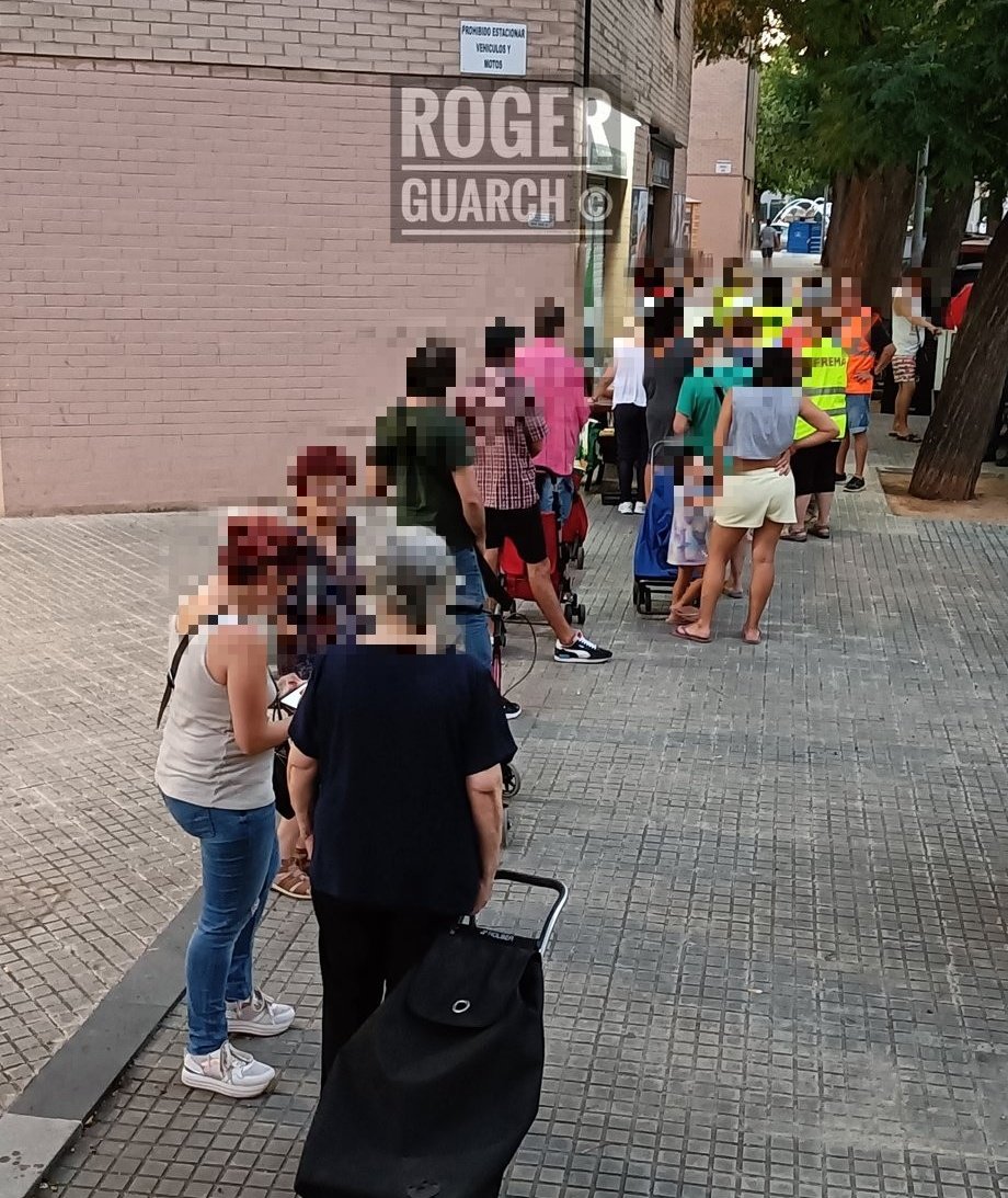 Sense cap mena de colaboració per part del <a href="/ajuntamentSPM/">Aj Santa Perpètua</a> lxs companyxs voluntarixs de <a href="/AsociacindePaz1/">Asociación de Paz</a> fan possible aquest acte de solidaritat.
(Fotos de <a href="/rogerguarch/">ROGER GUARCH FELIP | compte secundari</a> via @kitradio)

Sobre el dret a la alimentació:
x.com/AcampadaL/stat…