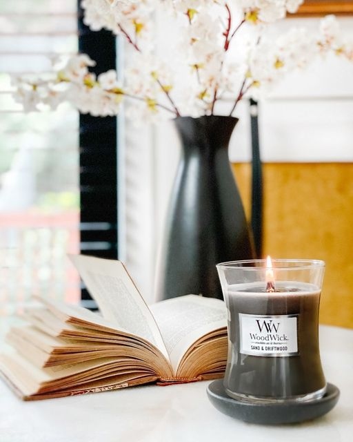 WoodWickSA's tweet photo. Unwind with the signature crackle of a WoodWick candle and your favorite book in hand.
📷: @136home https://t.co/0cZcxNqxW1
