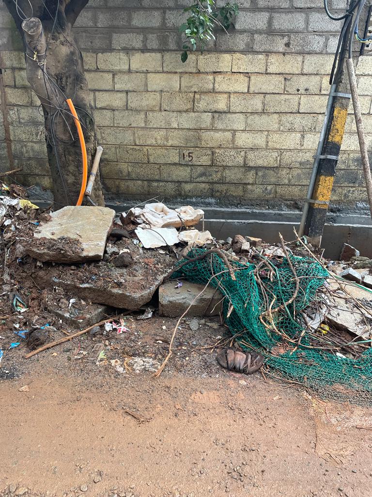 kdevforum's tweet photo. Cost of development! It doesn't need @BBMPCOMM &amp; his team to run administration so unprofessional!
@ArvindLBJP team should have high standard &amp; accountability!
Weeks of delays &amp; below state in #Lakeshore road has left residents stranded,not able to move &amp; rains made this worse. https://t.co/lrHnfvF74L
