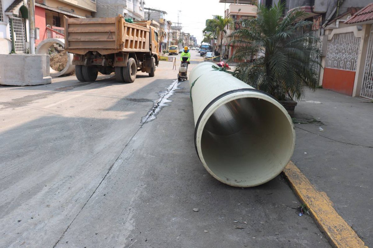 BARRIO GALÁPAGOS 

#PrevenciónInvernal #EstaciónDeBombeo

Se trabaja en la construcción de un sistema de bombeo para aguas lluvias, en el sector bajo del barrio Galápagos, minimizando la anegación de calles producto de la época invernal. 

Síguenos en nuestras redes sociales