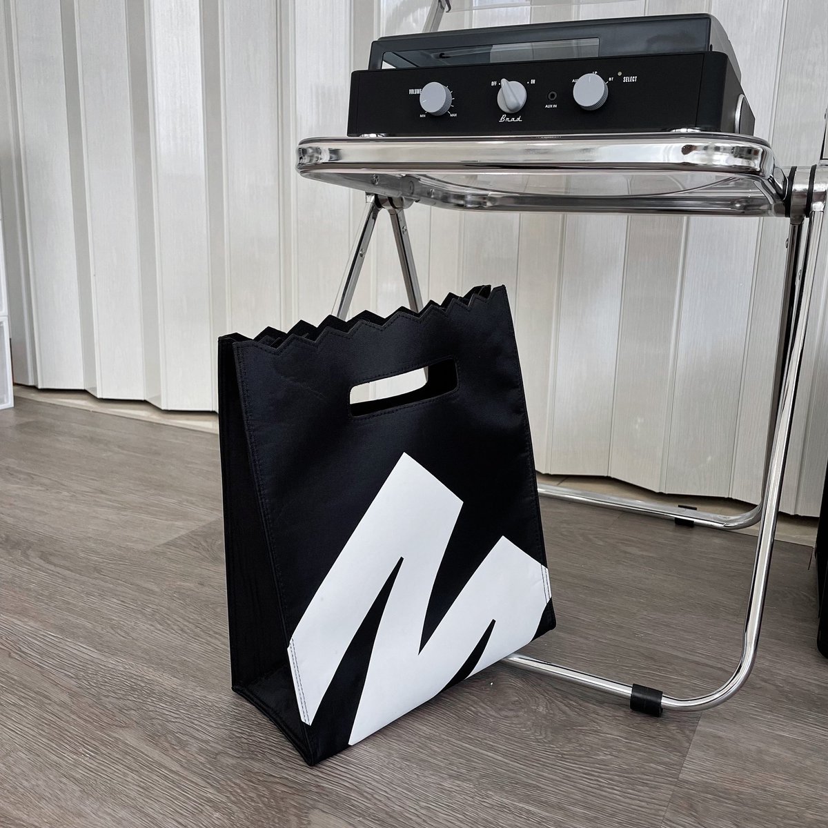 ถุงผ้าอะไรไม่รู้แต่เท่มาก ถือไปทำงานมีแต่คนถาม ทรงเหมือนถือถุงกระดาษแต่ผ้าหนา แข็งแรงนะ ไม่อ่อนแอ ชื่อแบรนด์ everyday with mars :– )