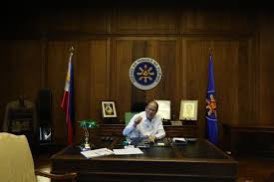 mlq3's tweet photo. The Aquinos would refuse to use any previous presidential desk or office. But Ironically Mrs. Aquino’s office had been FM’s room in 1983 and Mr. Aquino’s was FM’s old bedroom. https://t.co/CmnEIZVIiC