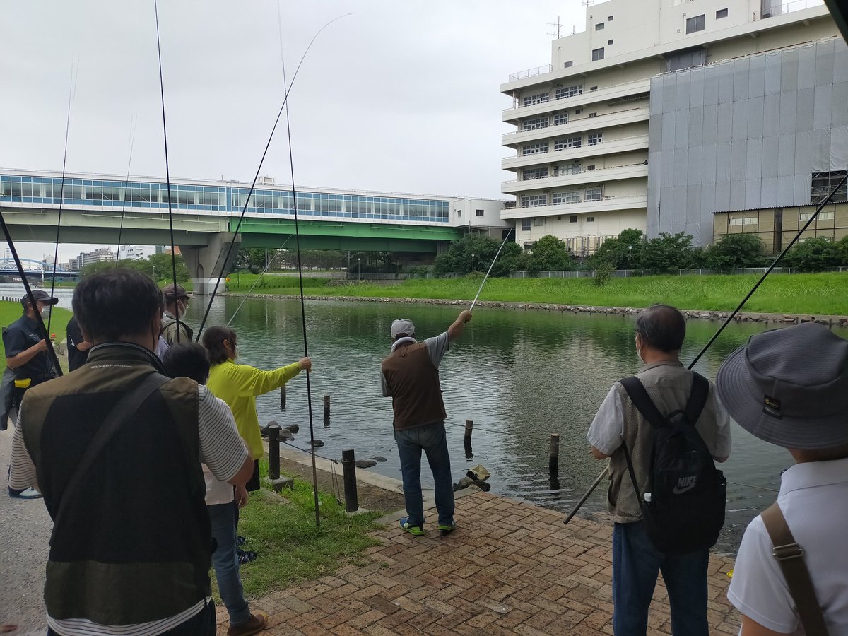 ct_fishing's tweet photo. 釣りツアーで東京都江東区を流れる旧中川に来ています
本日のターゲットはマハゼ
大きい魚に引けを取らない面白さ
手元に伝わるプルプルッという小気味よい引きを楽しんでいます
#釣りツアー　#ハゼ釣り　#CT釣り部 https://t.co/mj4fuDg4l2