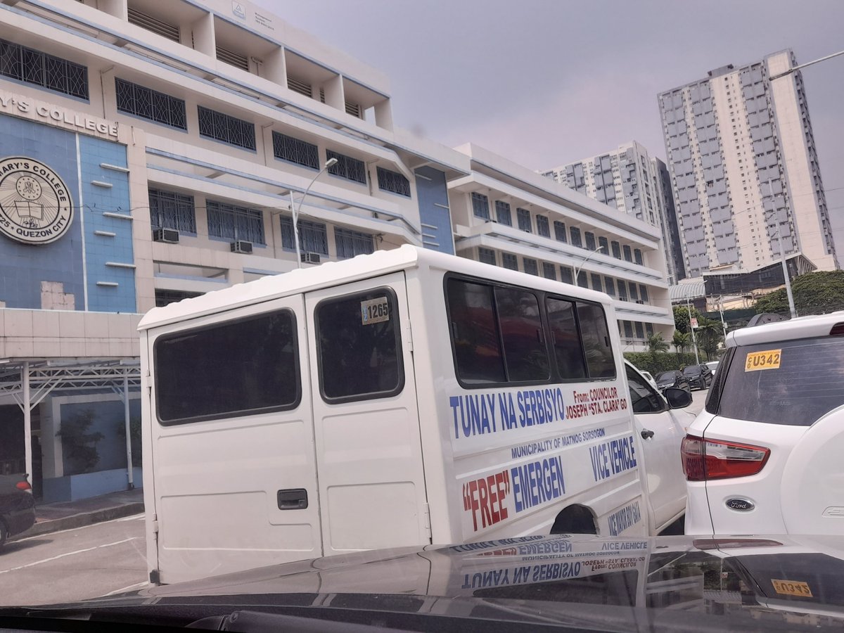 LianesaA's tweet photo. @1SambayanSor Calling the driver of this vehicle. Hinarang sa gitna ng daan ang sasakyan para sumundo ng bata sa isang Catholic school ng Quezon City. Saan ang disiplina? https://t.co/XictzRjPN2