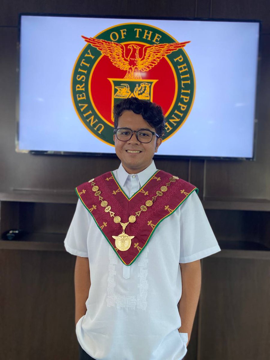 srsevv's tweet photo. Hindi man tayo nakapag-suot ng Sablay ngayong taon, nagawaran naman tayo ng kasuotan na naging simbolo ng kasaysayan ng kilusang estudyante sa Pamantasan.

Hon. Siegfred R. Severino
39th UP Student Regent
UP Board of Regents

#SR39 #DefendUP https://t.co/VU3chXJIf2