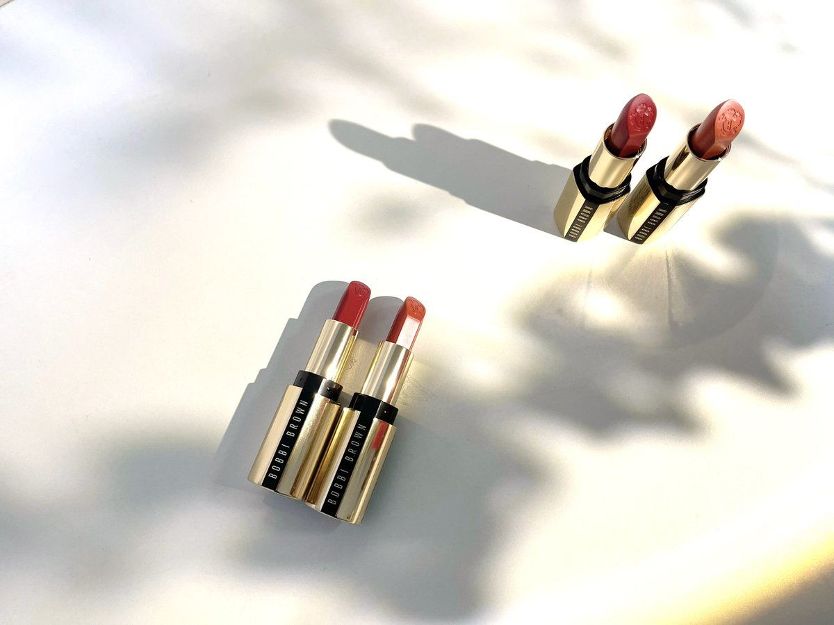 Khunsomsree's tweet photo. กรี๊ด Luxe Lipsticks โฉมใหม่จาก @BobbiBrown_TH  ปลอกสีทองหรูหราเวอร์  แรงบันดาลใจจากเส้นขอบฟ้าของมหานครนิวยอร์ค มีให้เลือกถึง 25 เฉดสี ล้มละลายแน่ ๆ 
#ของมันต้องมี https://t.co/FNXqinwdEE