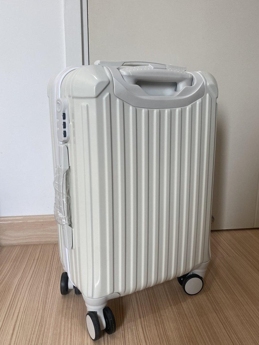 น้องคนนี้สวยตรงปกมากกก เป็นกระเป๋า size 20” carry on ถือขึ้นเครื่องได้สบาย น้ำหนักเบา จุได้พอสมควร ไม่ผิดหวังที่ซื้อมา สีขาวครีมแบบสวยจริงๆ ร้านรับประกันให้ 1 ปี ราคาไม่ถึงพันครับ แล้วแต่โปร บางที6-8 ร้อยเอง วัสดุไม่ก๊องแก๊งเลย คุ้มเกินราคามาก 🤍