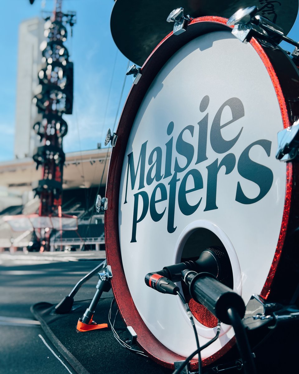 Maisie Peters rocking the 4055 on tour with Ed Sheeran 🔥 😎