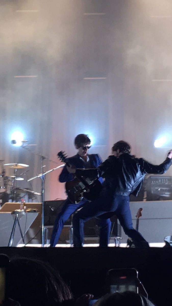 amupdatestr's tweet photo. Alex Turner &amp; Jamie Cook, Summer Well 2022 https://t.co/jZZ7AbRG7u