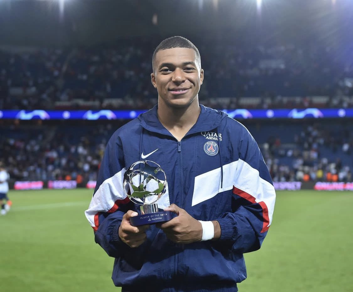 Mbappé a reçu un sort de la part de Mr Pogba mais est élu homme du match hier face à la vieille dame🇮🇹#PSGJuventus et Pogba a fait des sacrifices pour éviter les blessures chez son marabout mais le gars vient de subir une opération au genou Droit! Vos polémiques font chier😂😂😂